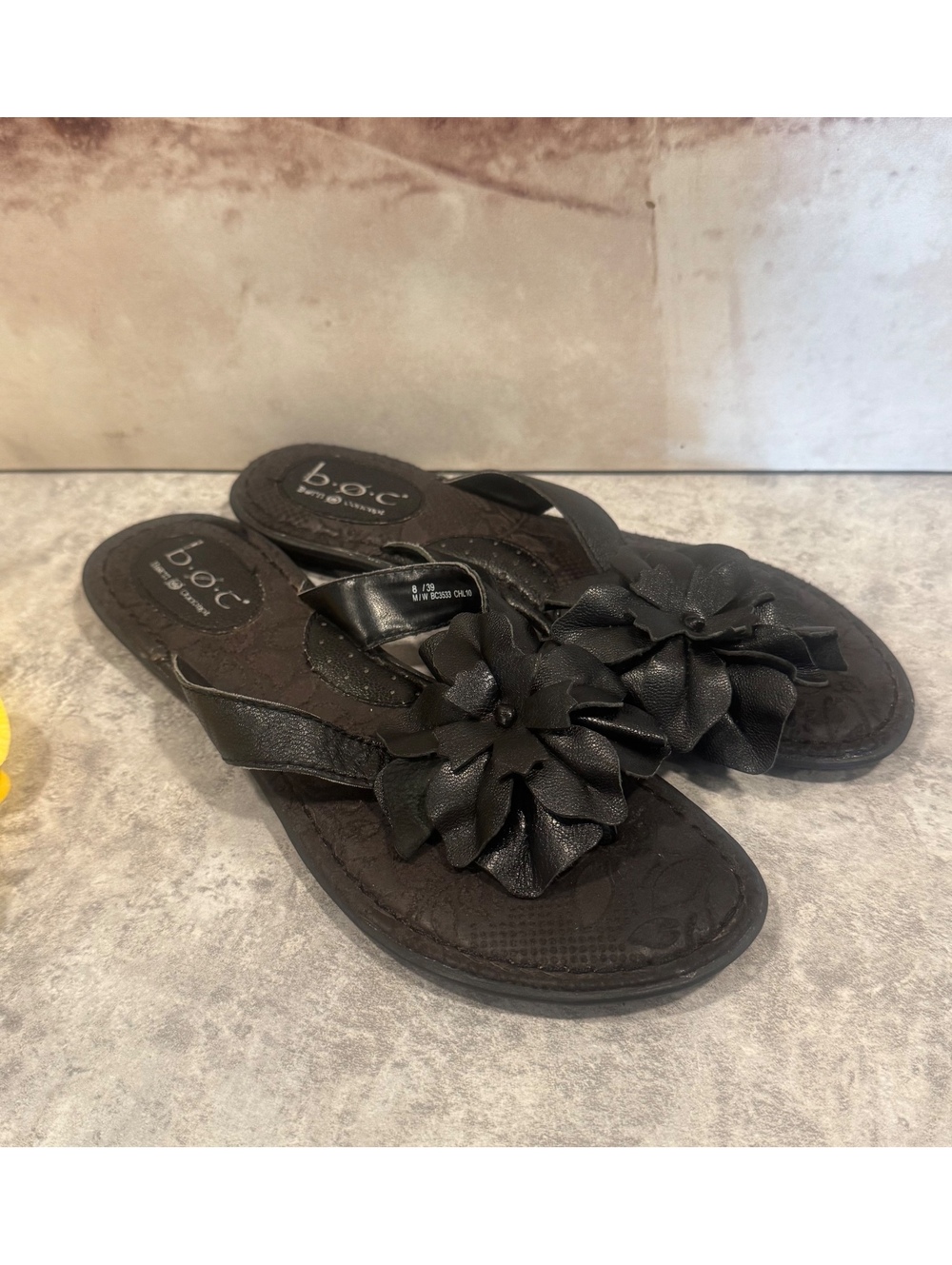 B.O.C Black Leather Flower Thong Sandal Women's Size 8 Low Block